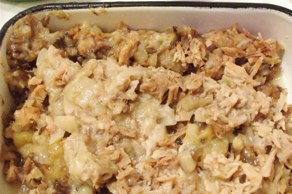 1. Этап. Холодец из курицы в бутылке: 2. Мясо дальше достаем, измельчаем как можно лучше. Добавим к нему чеснок и болгарский перчик, перемешаем.