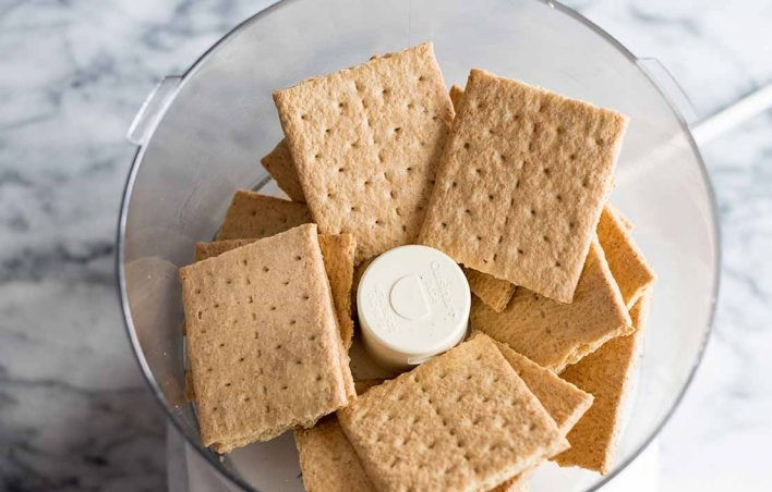 1. Этап. Песочное печенье с шоколадом и маршмеллоу: 1. В чашу блендера выложите сладкий крекер.