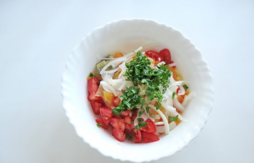 1. Этап. Салат Аджапсандал: Добавьте нарезанную петрушку.