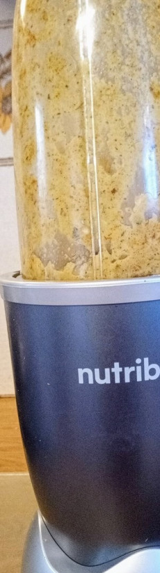 1. Этап. Лакса 18 карат: В чаше блендера смешать лук, чеснок, 2 чайных ложки соли, лимонную траву, листья карри, порошок карри, перец чили, 3 столовых ложки оливкового масла и сахар. Перемешать в блендере до однородности.