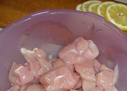 1. Этап. Шашлык с лимоном: Порезать кусочками курицу, лимон порезать.