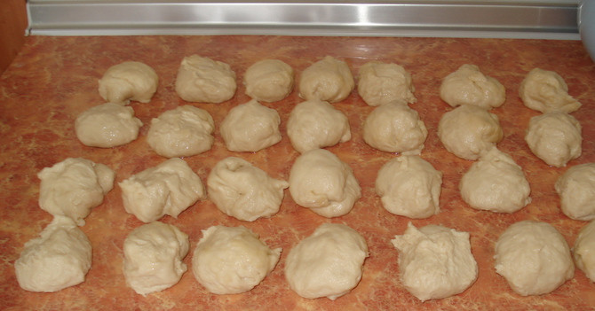 1. Этап. Пирожки с горохом в духовке: 5. Раскидайте шарики теста одинакового веса.
