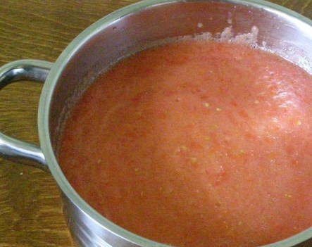 1. Этап. Жареные кабачки с чесноком на зиму: Помидоры помыть и сделать пюре с помощью блендера, комбайна или мясорубки.