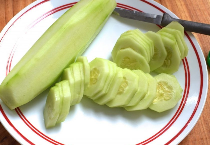 1. Этап. Салат Нежность из огурцов: Огурцы промойте, почистите, если кожица горькая, а потом нарежьте кружками.