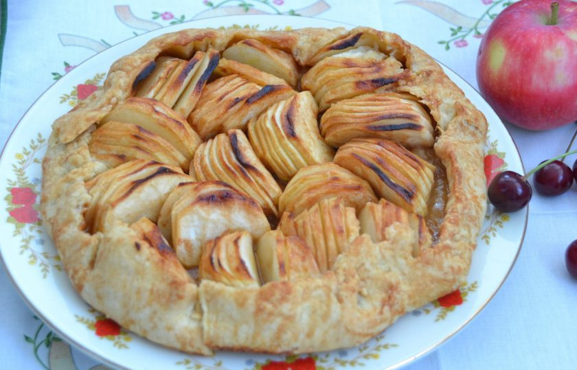 1. Этап. Бретонский яблочный пирог: Остывший пирог переложите на тарелку, если яблоки были недостаточно сладкие, пирог можно присыпать сахарной пудрой. Получился красивый и вкусный бретонский яблочный пирог.