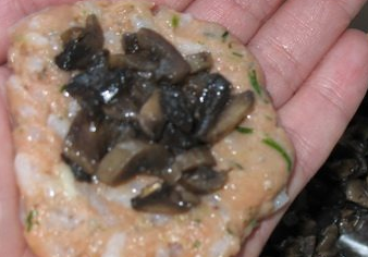 1. Этап. Рыбные котлеты с грибами: В центр кладем грибную начинку.