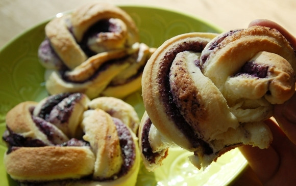 1. Этап. Пирожки с черникой: Нагрейте духовку до температуры 200 С и выпекайте пирожки приблизительно 8 - 10 мин. Готовую выпечку смажьте маслом и посыпьте сахаром.