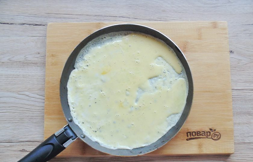 1. Этап. Салат с омлетом и яблоком: На горячую сковороду, смазанную маслом вылейте яичную смесь.