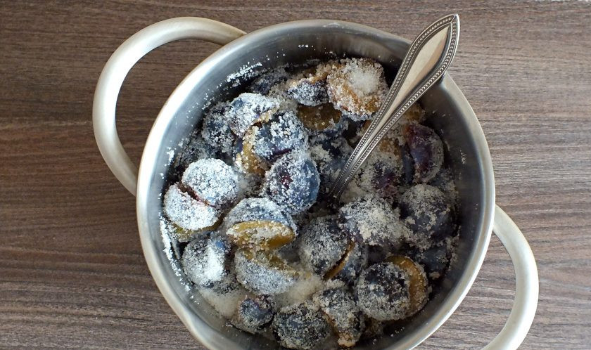 1. Этап. Варенье из сливы с желатином: Засыпьте сливу сахаром с желатином. Перемешайте и уберите на сутки в холодильник. Через сутки достаньте сливу из холодильника, поставьте на минимальный огонь и нагревайте до закипания.