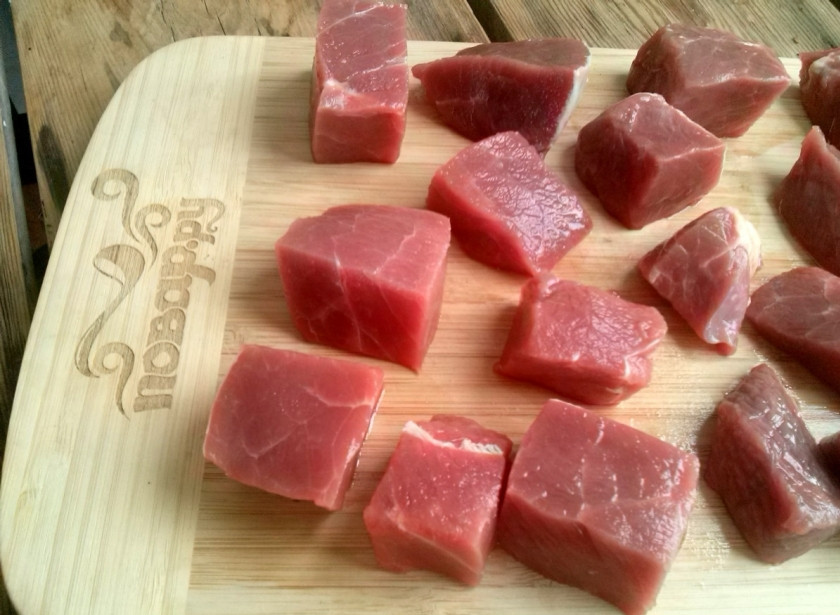 1. Этап. Мясо по-польски: Говядину нарежьте на порционные куски.