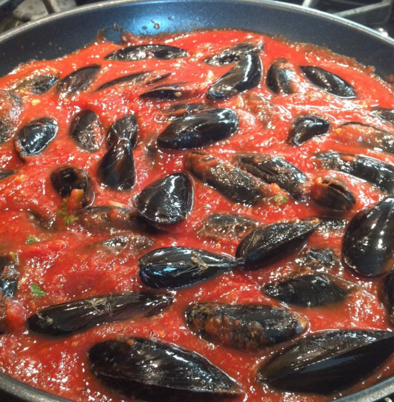 1. Этап. Соус для мидий в створках: 4. Соус после закипания поварите 10 минут и добавьте в сковороду мидии. Накройте крышкой или фольгой и потушите еще 10 минут на медленном огне. Затем мидии выньте из сковороды, протушите соус несколько минут до загустения. Готовым соусом залейте мидии. Можно посыпать тертым сыром.