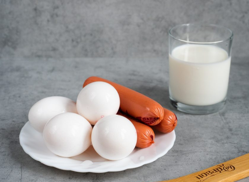 1. Этап. Омлет с сосисками в мультиварке: Подготовьте все необходимые ингредиенты.