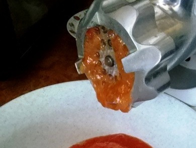 1. Этап. Аджика из помидоров и чеснока на зиму: Перекрутите все ингредиенты через мясорубку на крупной решетке. Не забудьте про соль!