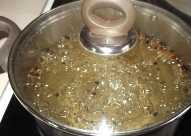 1. Этап. Малосольная сельдь: И пусть наш рассол покипит минут 10. Затем поставим остывать.