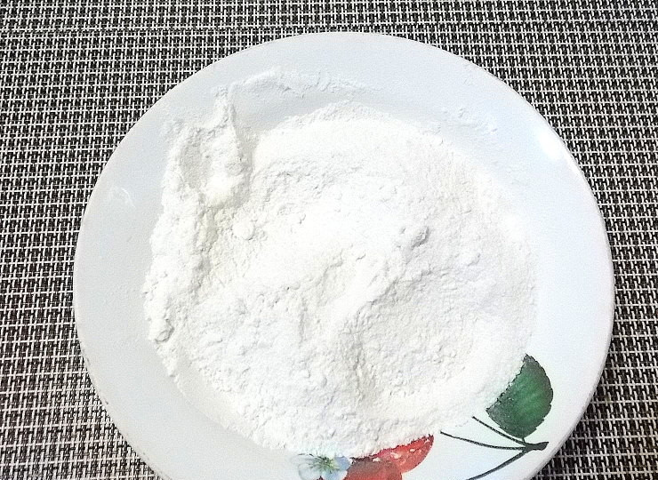 1. Этап. Творожные булочки со сгущенкой: Соедините муку, разрыхлитель и сахар.