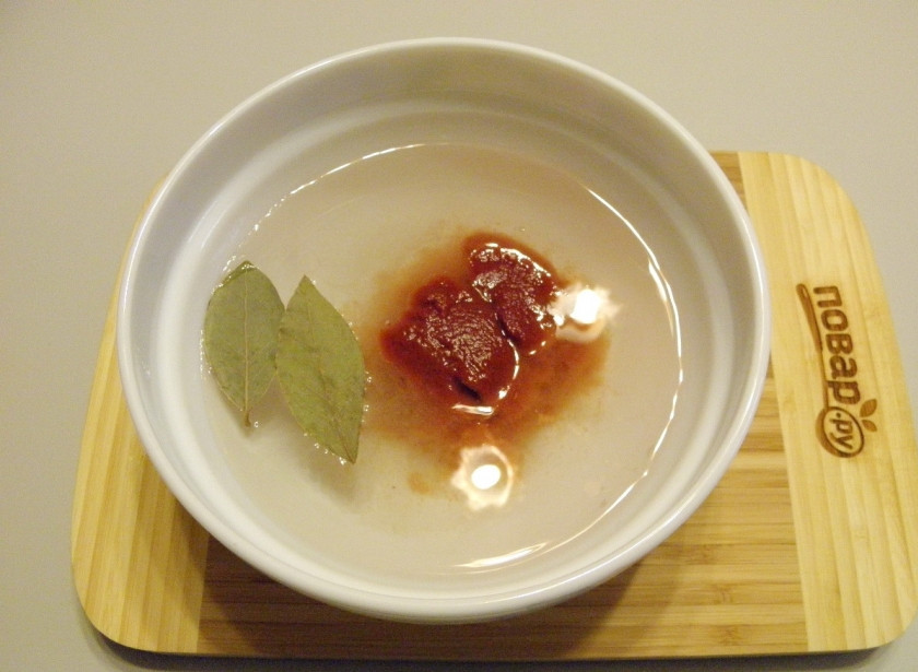 1. Этап. Тефтели (классический рецепт): Томатную пасту разведите в двух стаканах воды, добавьте лавровый листочек, соль.