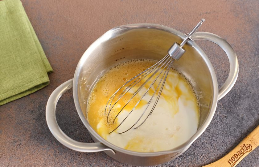 1. Этап. Капустный пирог, который тает во рту: Добавьте кефир и соду.