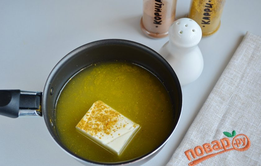 1. Этап. Говядина, томленная с морковью в винном соусе: 4. В сотейнике соедините сливочное масло, вино и апельсиновый сок. Добавьте корицу и карри. Прогрейте соус, чтобы растаяло масло.