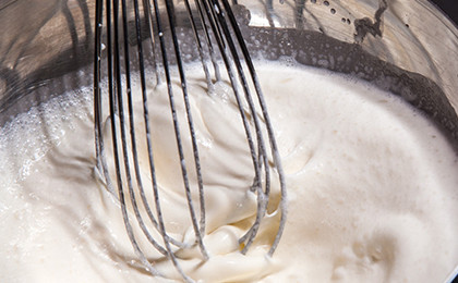 1. Этап. Кефир с имбирем для похудения: 2. Доводить кефир до кипения не нужно, просто подогрейте его до температуры, позволяющей меду раствориться. Снимаем с огня, добавляем мед и перемешаем венчиком.