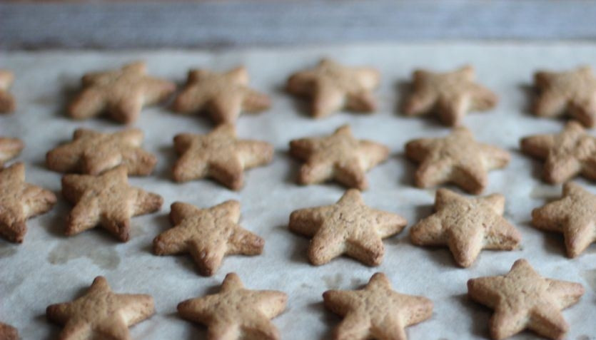 1. Этап. Имбирные пряники с глазурью: Застелите противень пергаментом для запекания, выложите на него звездочки. Разогрейте духовку до ста семидесяти градусов и выпекайте пряники двенадцать минут. Затем остывшие звездочки покройте глазурью из взбитого белка с сахаром.