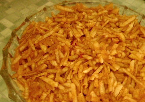 1. Этап. Салат с маринованными шампиньонами: Яблоко помойте, очистите от кожуры и натрите на крупной терке. Яблоки - пятый слой салата.