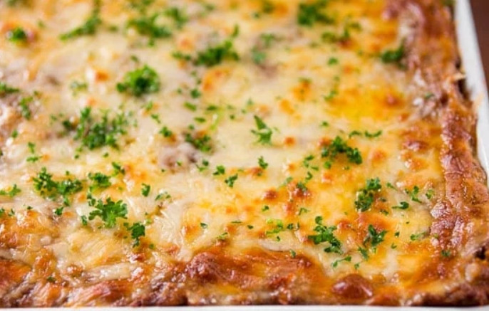 1. Этап. Вкуснейшая лазанья: 11. Запекайте лазанью в разогретом до 230 градусов духовом шкафу до золотистой корочки сыра. Украсьте блюдо мелко рубленной петрушкой и оставьте на 10 минут.