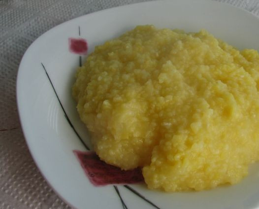 1. Этап. Закарпатский банош: Выкладываем на тарелку кашу и сверху посыпаем брынзой. Каша получается довольно густой. Если вы хотите получить более жидкую консистенцию -увеличьте количество воды.