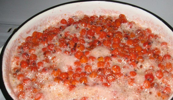 1. Этап. Варенье из садовой рябины: 2. Если захотите полностью убрать горечь, то оставьте ягоды в воде заранее на сутки в воде. теперь можно сделать сироп, который следует довести до кипения. В него всыпьте рябину и проварите на очень слабом огне около 15 минут. После этого снимите кастрюлю с огня и оставьте в темном месте на сутки. Благодаря такому рецепту ягоды бланшируются и не теряют форму. На следующий день снова доведите до кипения и отставьте.