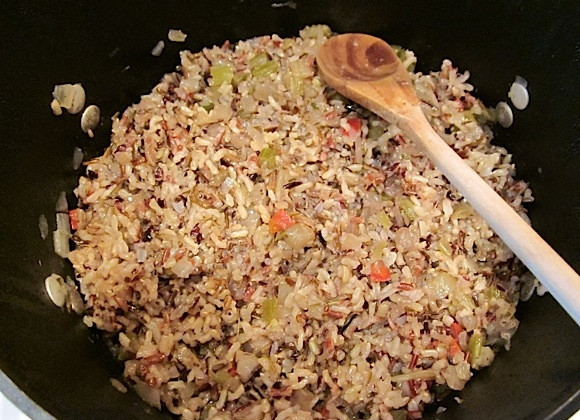 1. Этап. Салат с рисом: 4. Готовый рис в казане перемешиваю, добавляю к нему отваренный отдельно белый рис.