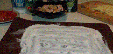 1. Этап. Пицца с креветками в мультиварке: Присыпьте стол мукой.