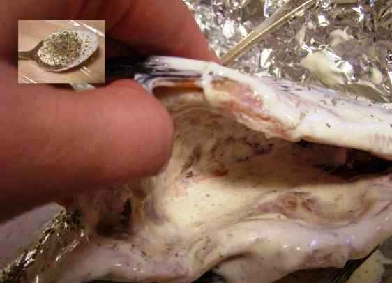 1. Этап. Карась в сметане: Теперь - самое важное. Берем в ложечку немного смеси сметаны со специями и смазываем карасей этой смесью изнутри (в брюшке).