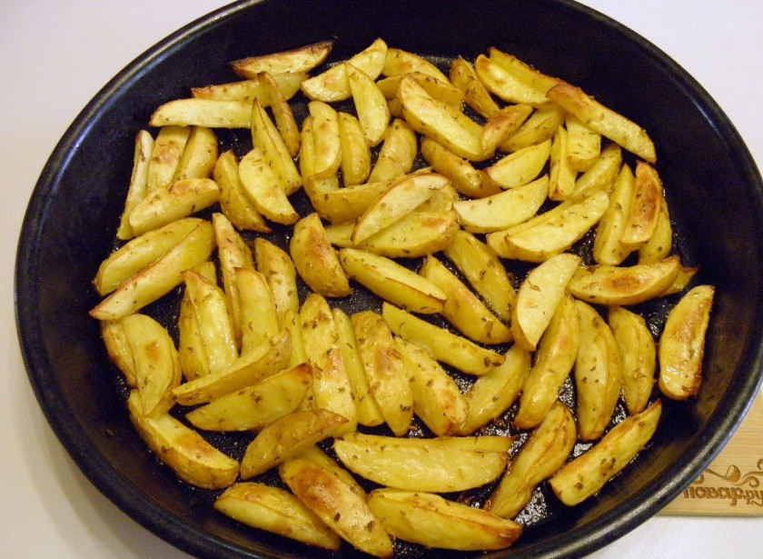 1. Этап. Картошка по-деревенски в духовке: Картошка по-деревенски готова! Ароматная, румяная, скорее накрывайте на стол!