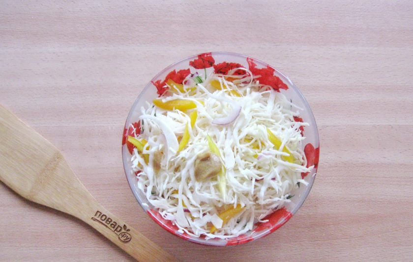 1. Этап. Капустный салат по-немецки: Добавьте в салат горчицу.