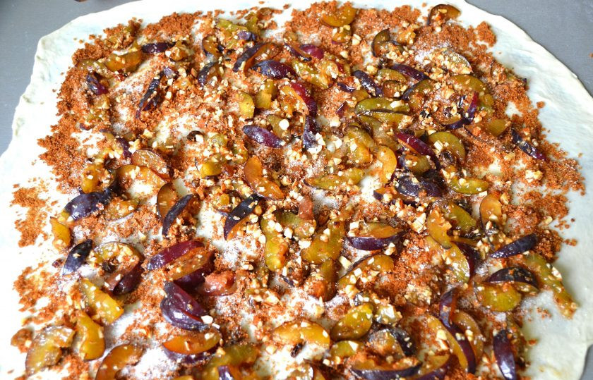 1. Этап. Штрудель со сливой: Выложите начинку на тесто.