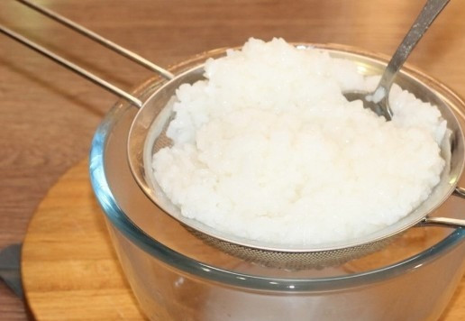 1. Этап. Ленивые голубцы, запечённые под соусом: 2. Отвариваем рис согласно инструкции и сливаем воду через сито.