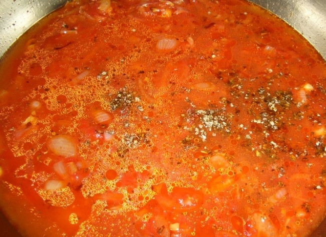 1. Этап. Запеканка из макарон со свининой: 3. Готовим соус: нарезаем лук, обжариваем его на сковороде, добавляем томатную пасту, специи и соль, а также 1,5 стакана воды. Накрываем крышкой, тушим 5 минут.