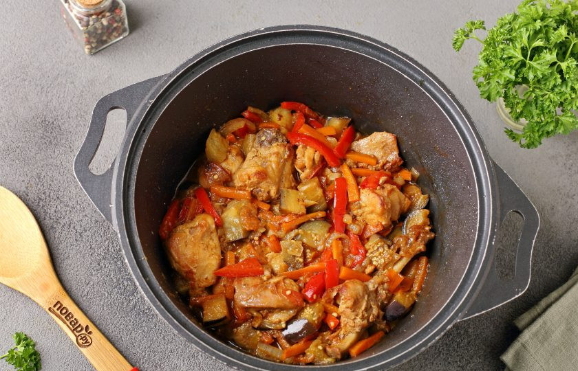 1. Этап. Лагман из кролика: Тушите всё вместе еще около 10 минут.