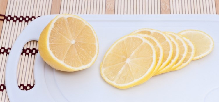 1. Этап. Судак под соусом в духовке: Лимон режем кольцами.