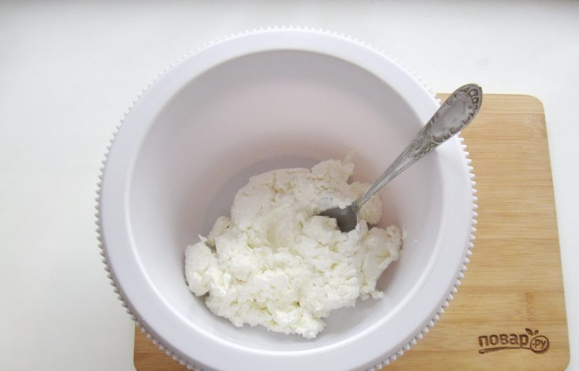 1. Этап. Сметанно-творожный крем для торта: В миску выложите творог.