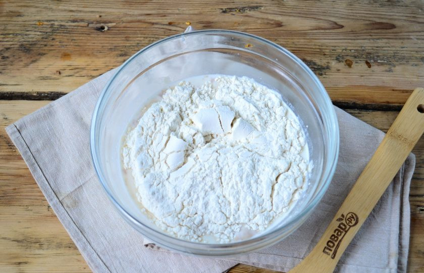 1. Этап. Пирожки со сливой на сковороде: Молоко подогрейте до температуры примерно 35 градусов, очень удобно это делать в микроволновке, но если ее нет, то просто налейте нужное количество молока в ковшик и подержите на медленном огне всего минуту. В теплом молоке растворите дрожжи, туда же добавьте сахар. Оставьте смесь на 10-15 минут, чтобы дрожжи начали действовать. Как только на поверхности появится густая пышная пенная шапочка, можно добавлять соль и муку.