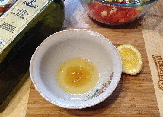 1. Этап. Салат из булгура с яблоком, сельдереем и перцем: 8. Для заправки смешиваем лимонный сок, растительное масло и мед.