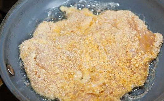 1. Этап. Кляр для куриного филе: 7. Осталось только разогреть на сковороде растительное масло и обжарить филе с двух сторон до румяной корочки.