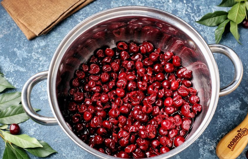 1. Этап. Варенье из вишни с орехами: Вишню промойте и удалите косточки.