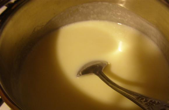 1. Этап. Пудинг фруктовый: 3. Смесь сразу же должна загустеть. Вымешиваем до однородности и снимаем с огня, как только закипит.