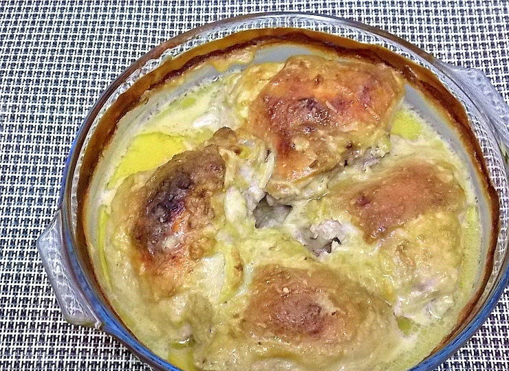 1. Этап. Куриные бедрышки Васаби: Запекайте в духовке при 170 градусах в течение 50 минут до готовности.