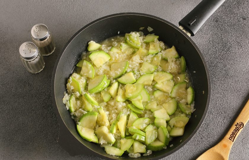 1. Этап. Ризотто с креветками и цукини: Влейте вино и помешивая, дайте алкоголю выпариться.