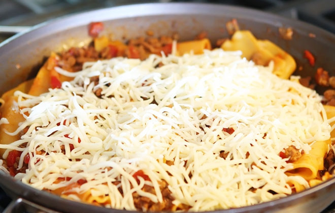 1. Этап. Быстрая лазанья на плите: 8. Присыпьте сверху блюдо тертым сыром.