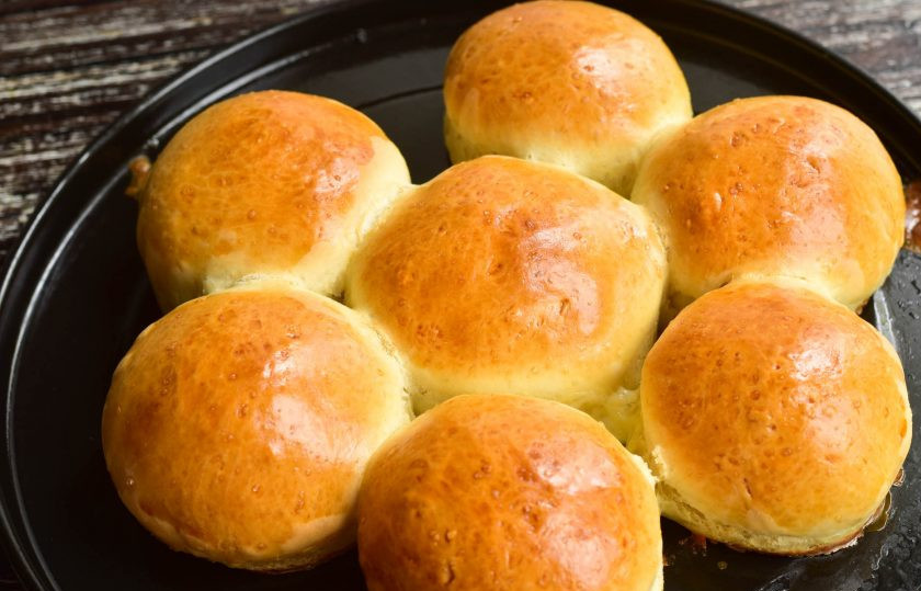 1. Этап. Пампушки с сыром: Отправьте пампушки в разогретую до 190 градусов духовку на 25-30 минут.