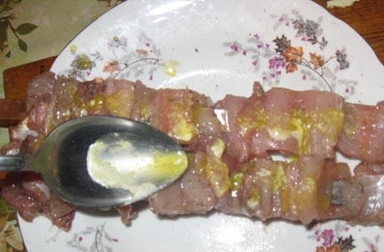 1. Этап. Шашлык из щуки: Поливаем шашлык.