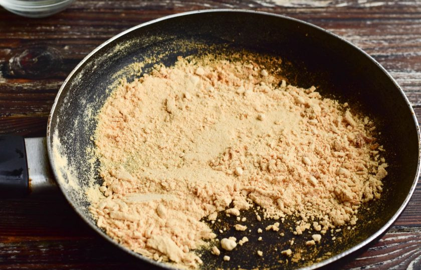 1. Этап. ПП сгущенка: В сковороде нагрейте до изменения цвета сливки или сухое молоко.